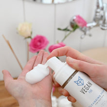 Charger l&#39;image dans la galerie, Cleansing Foam for Oily &amp; Combination Skin, 200 ml

